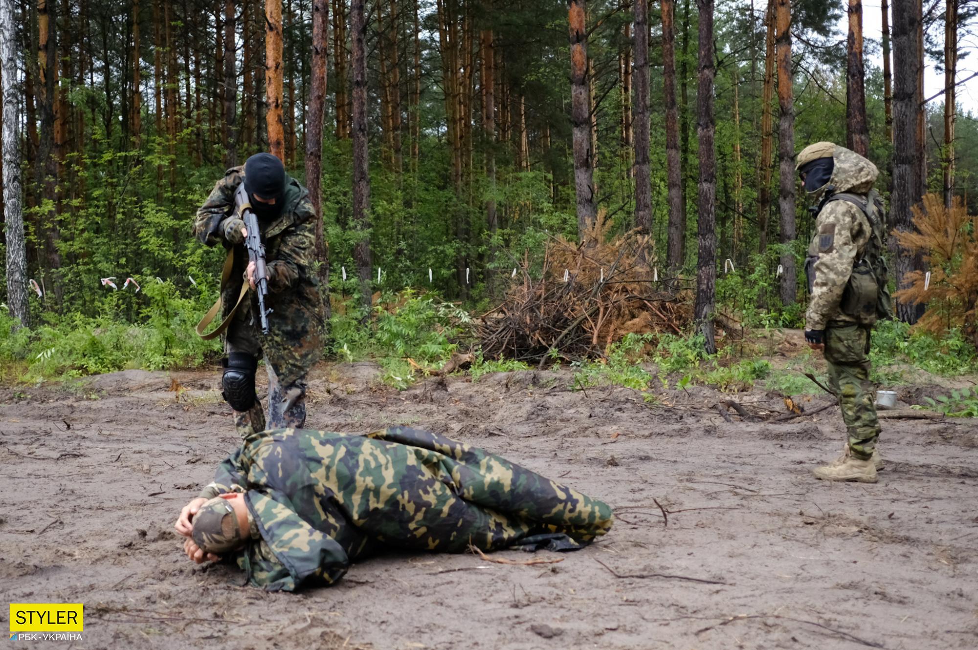 Тут ховалися 15 тисяч окупантів, а зараз тренуються бійці ТрО: сильні фото з навчального табору біля Бучі